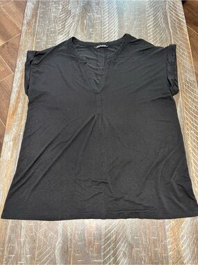 Cable & Gauge Black V-Neck Short Sleeve Top